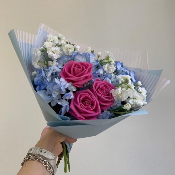 Букет с голубой гортензией и другими цветами, фото 4